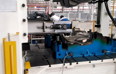 200T框(kuang)架壓汽車(chē)内飾