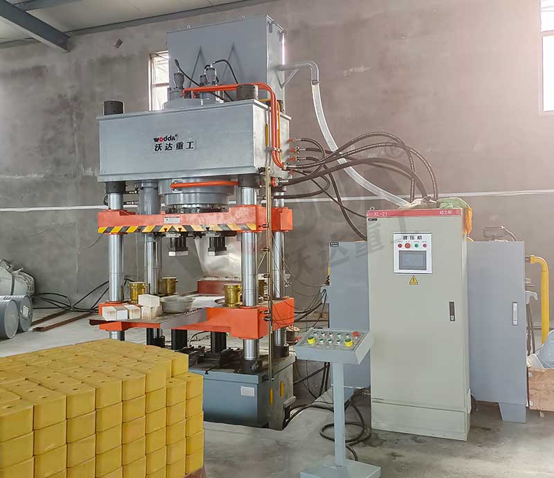 630噸牛羊舔磚液壓機 630噸牛羊舔磚液壓機