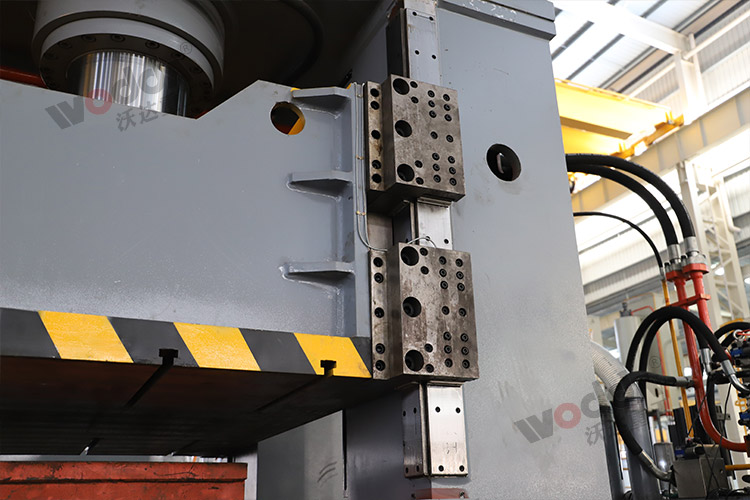 2000噸框架液壓機(導軌) 2000噸框架液壓機(導軌)