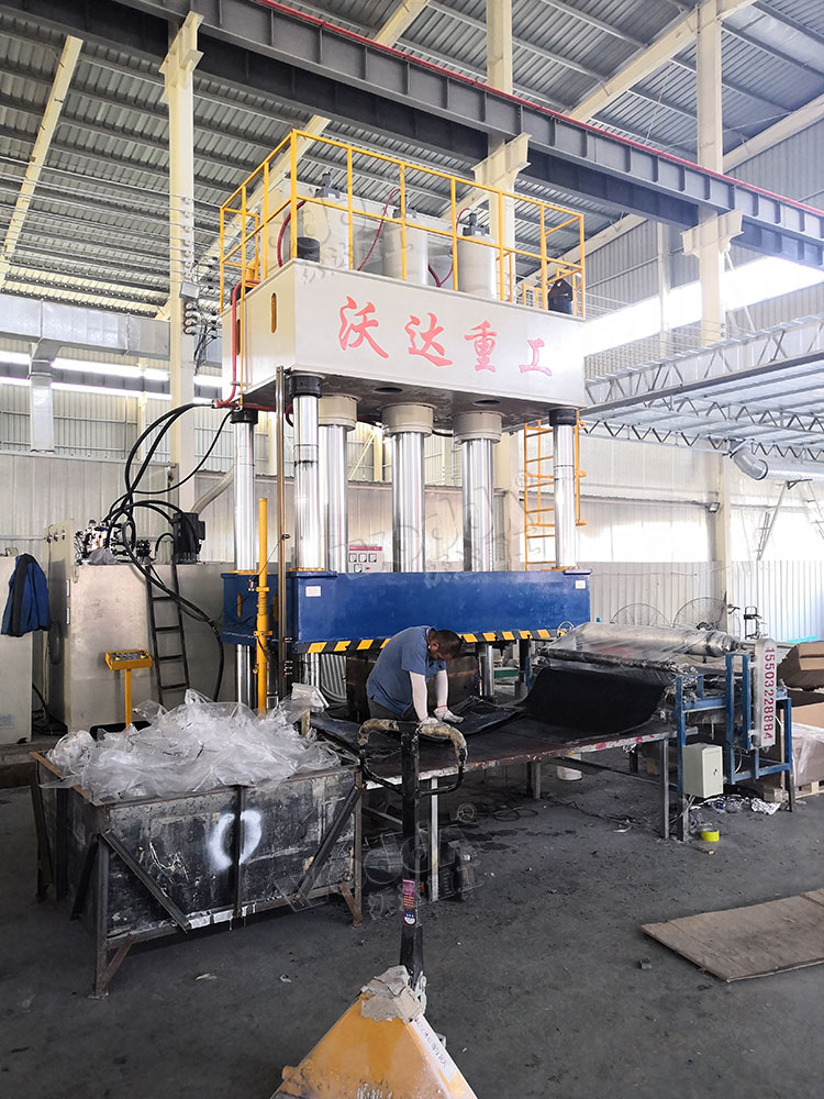 1000噸複合材料熱壓成型液壓機 1000噸複合材料熱壓成型液壓機