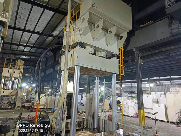 1500噸複合材料成型液壓機.jpg 1500噸複合材料成型液壓機.jpg