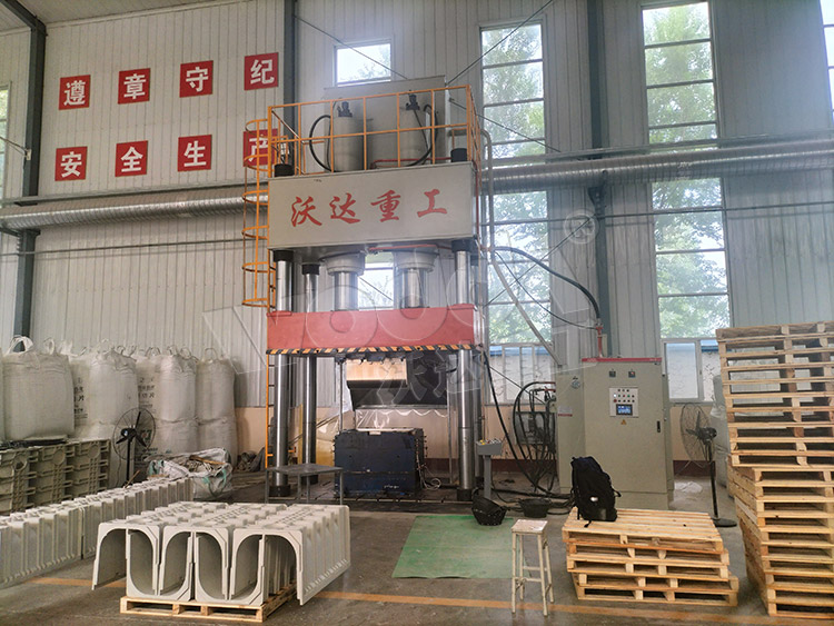 800噸U型排水溝成型液壓機客戶現場 800噸U型排水溝成型液壓機客戶現場