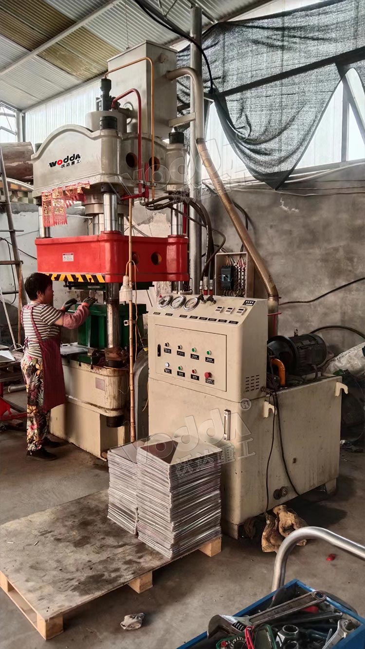 200不鏽鋼拉伸液壓機客戶現場 200不鏽鋼拉伸液壓機客戶現場