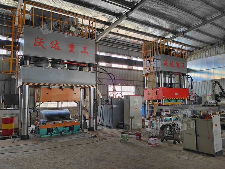 1500噸SMC汽車導流罩成型液壓機客戶現場