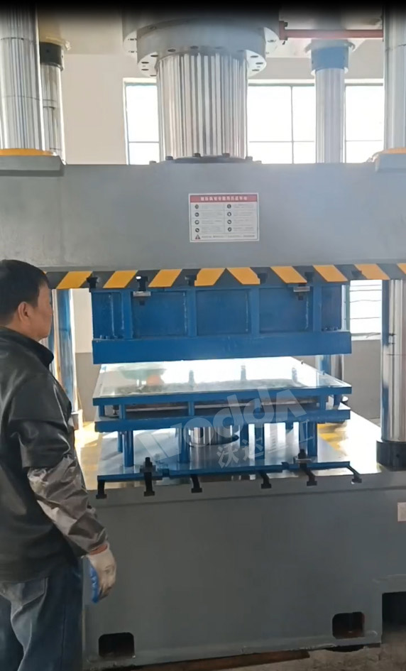 500噸四柱液壓機沖壓不鏽鋼水箱闆 500噸四柱液壓機沖壓不鏽鋼水箱闆