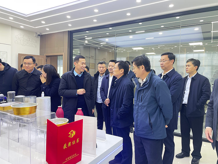 滕州市政協副主席董鴻洋聽取沃達重工董事長劉衛東項目推進情況