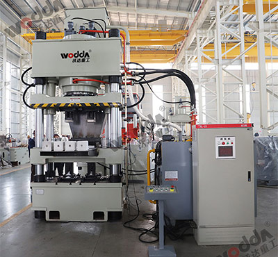 630噸牛(niu)羊舔磚液(ye)壓機