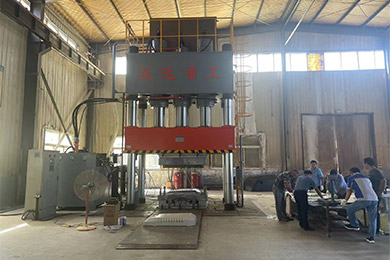 1500噸複合材料(liào)液壓機模壓SMC工(gōng)程車覆蓋件