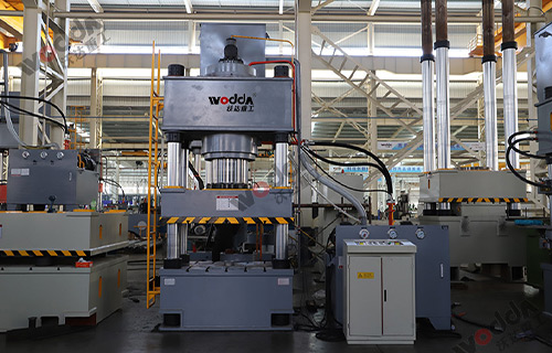 630噸三梁四柱液(yè)壓機試機現場