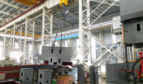 沃達重工2000噸(dun)框架式液壓機(ji)裝車發貨