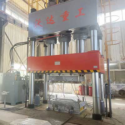 SMC汽車覆(fù)蓋件模(mó)壓液壓(ya)機_1500噸四(si)柱液壓(yā)機