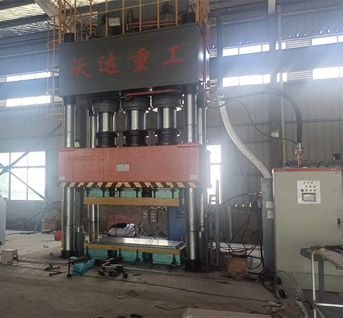 1500噸SMC汽(qi)車導流罩成(chéng)型四柱液壓(yā)機