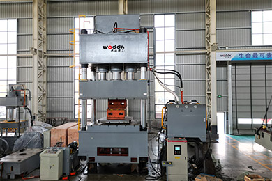 1500噸四柱(zhù)拉伸液壓機（液(ye)壓墊）